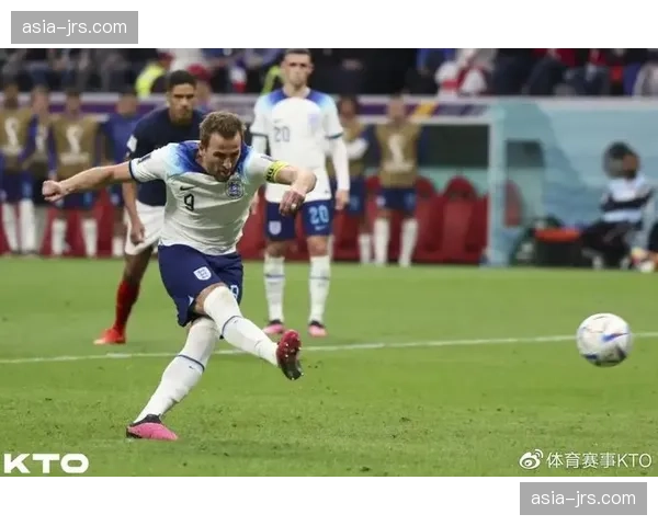 英格兰凯恩回撤组织，衔接中场与锋线的战术支点作用面临围剿